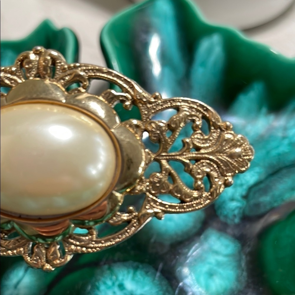 Gold and Cream Pearlescent Oval Brooch with Filigree Design - Picture 6 of 13